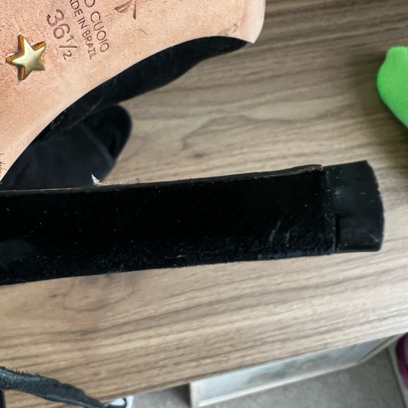 Shoes from Club Monaco (Isa Tapia). - Picture 5 of 8